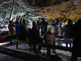 Waldadvent in der Fatima-Grotte (Foto: Karl-Franz Thiede)